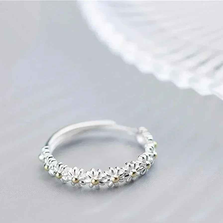 Magdalena – Hand-Painted Enamel Daisy Ring