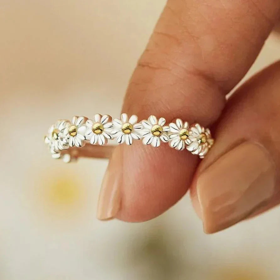 Magdalena – Hand-Painted Enamel Daisy Ring