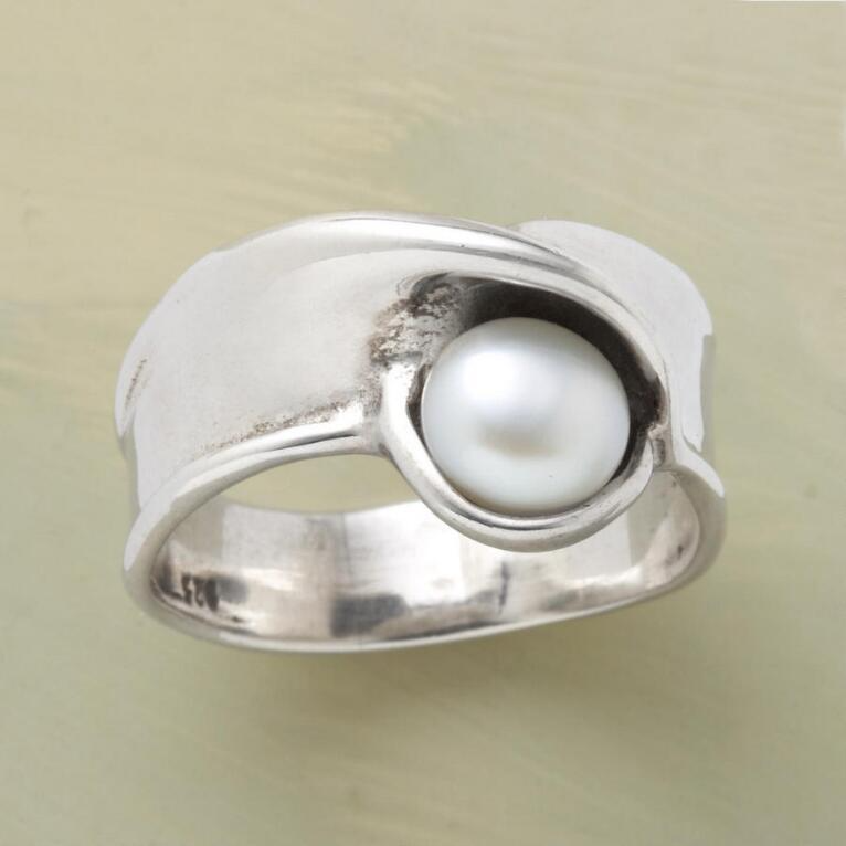 Raelynn – Vintage Inlaid Pearl Ring