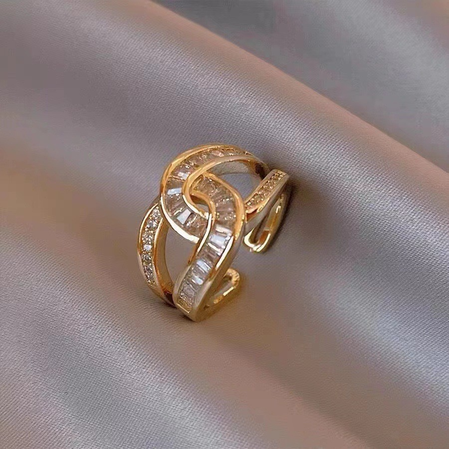 Tindra -  Knotted Elegant Ring