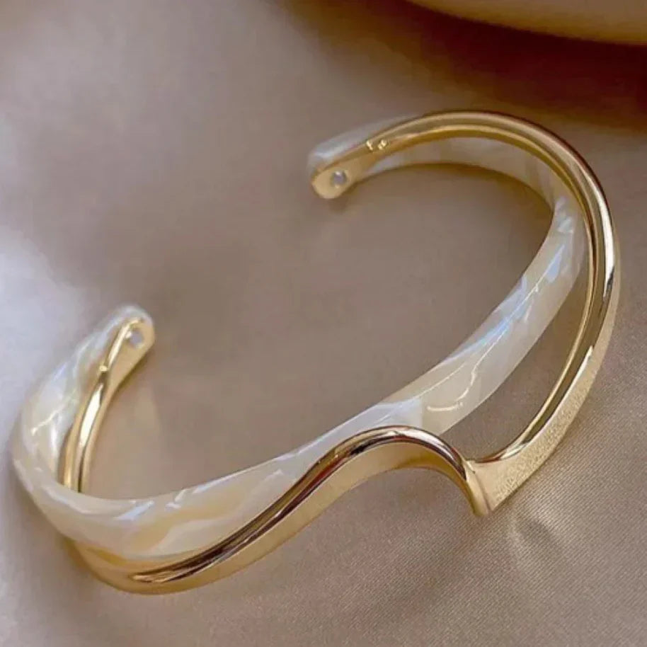 Daisy - White Opal Elegant Golden Bracelet